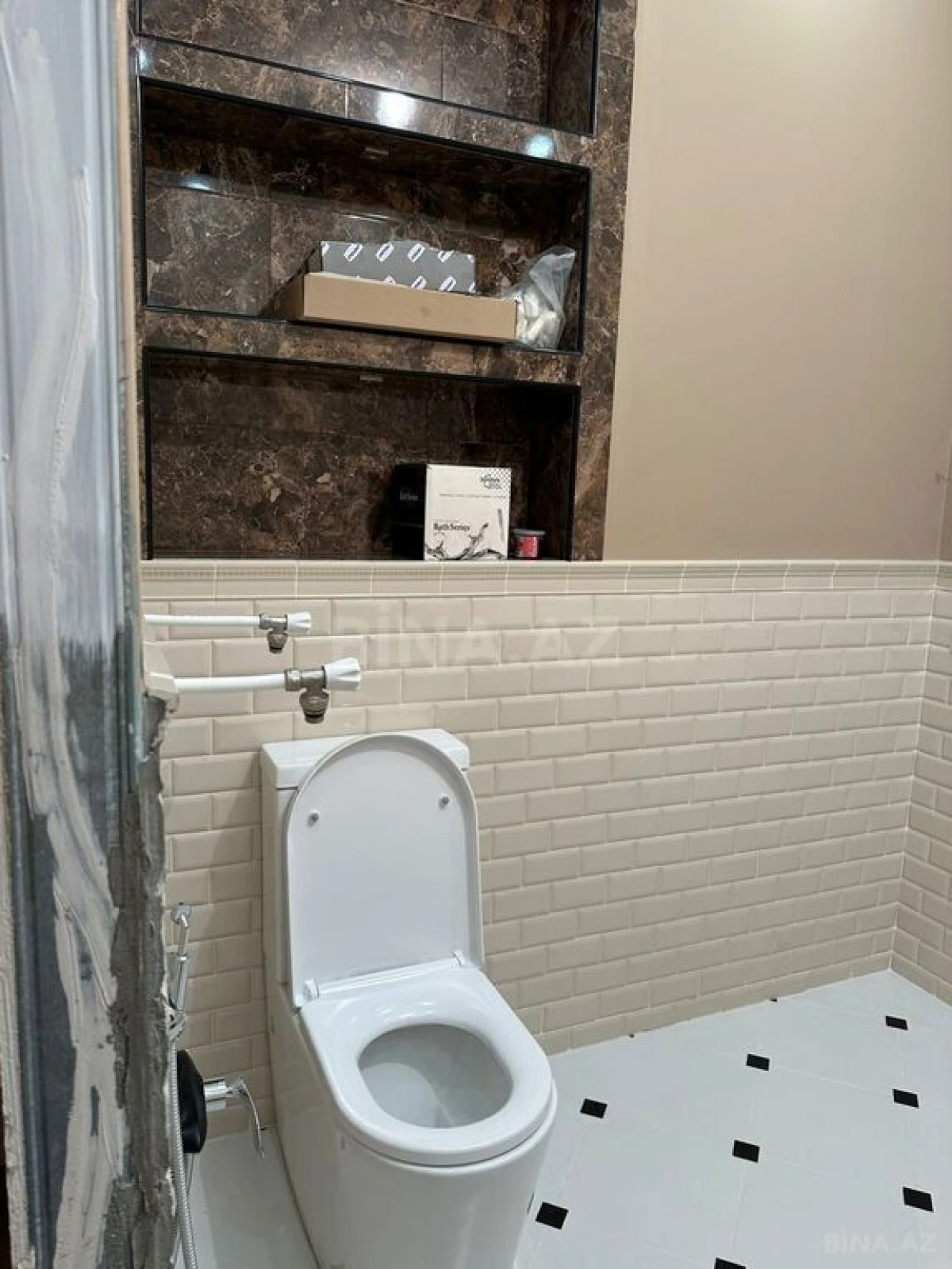 Satılır 4 otaqlı mənzil 182 m²