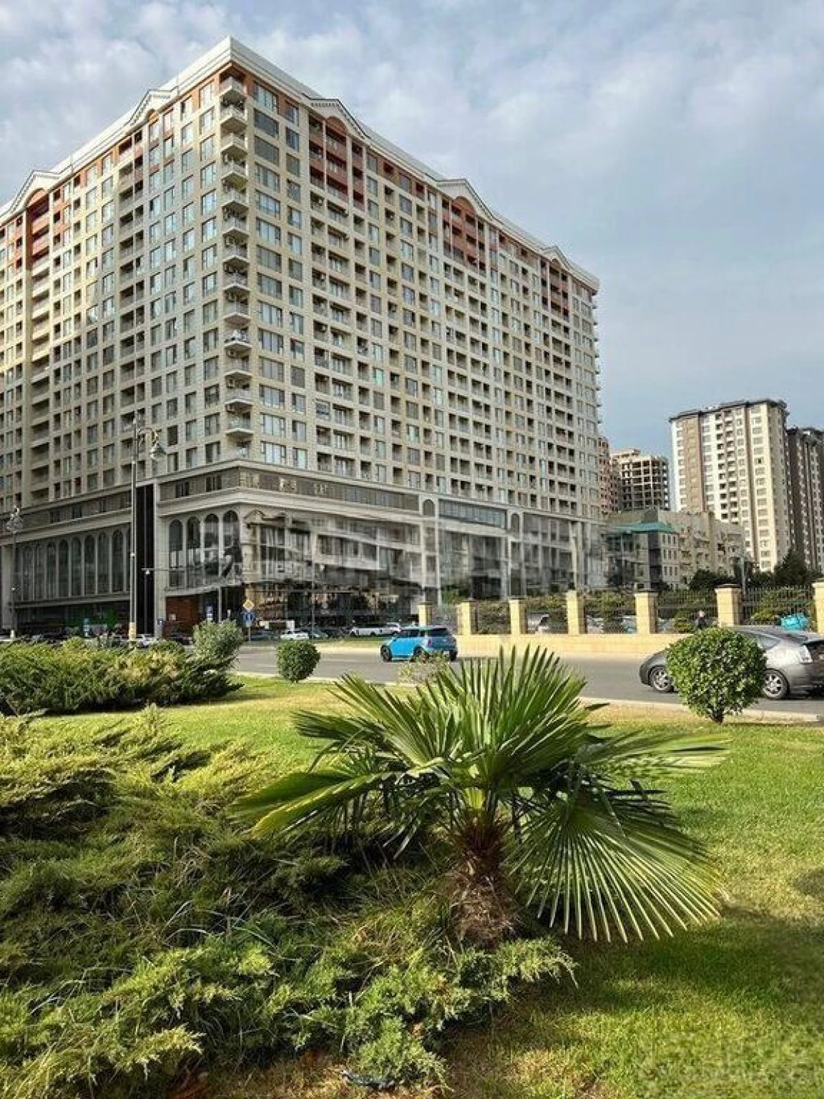 Satılır 4 otaqlı mənzil 182 m²