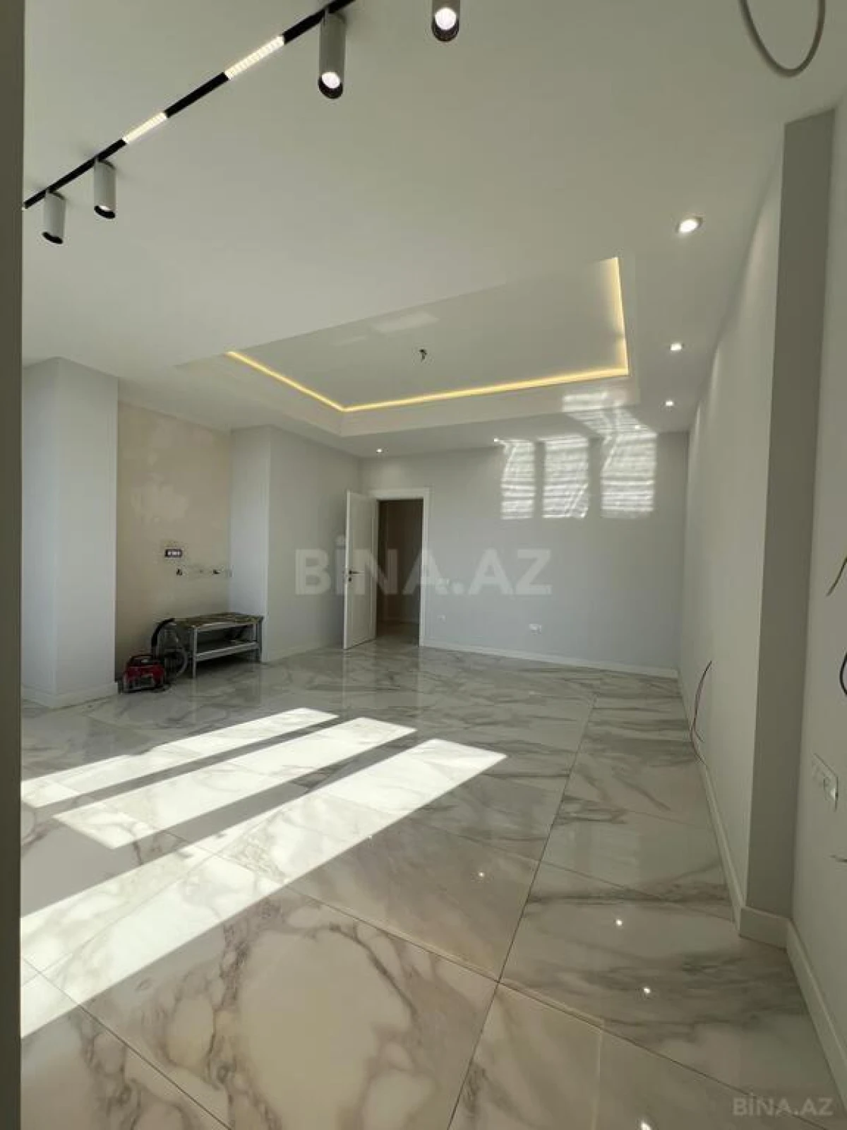 Satılır 5 otaqlı mənzil 290 m²