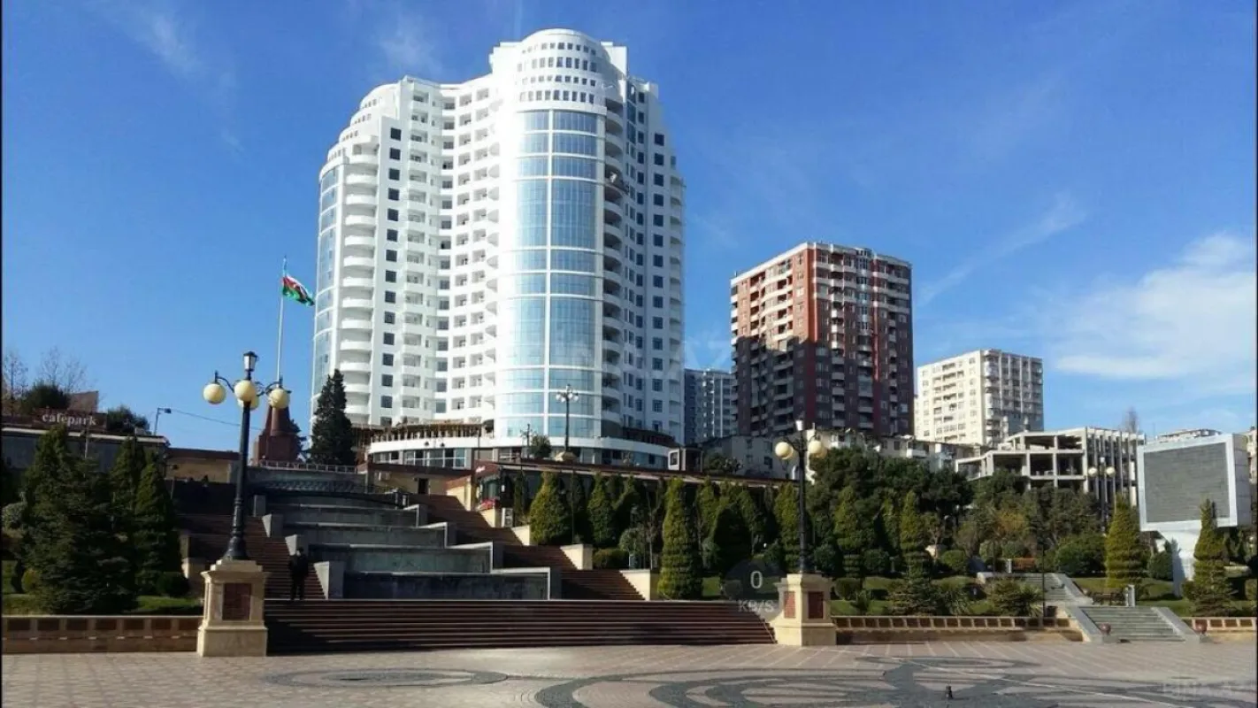 Satılır 5 otaqlı mənzil 290 m²