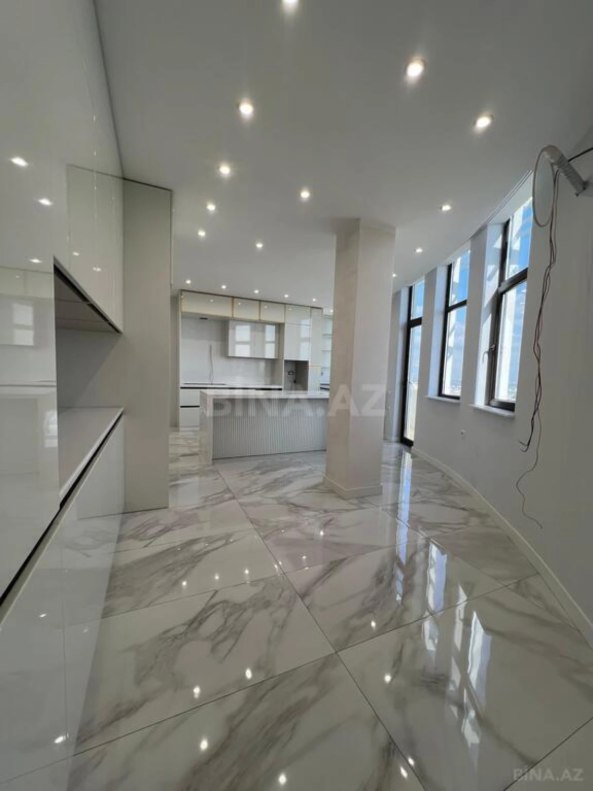 Satılır 5 otaqlı mənzil 290 m²