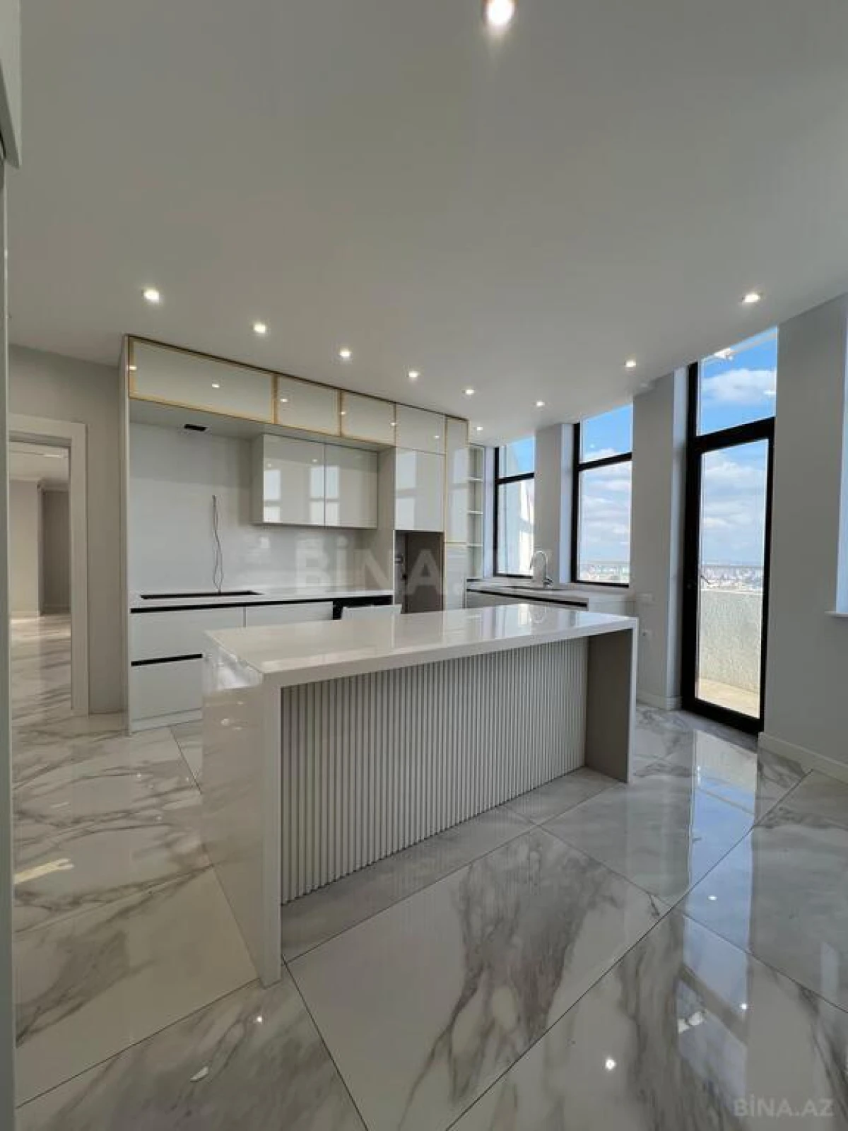 Satılır 5 otaqlı mənzil 290 m²