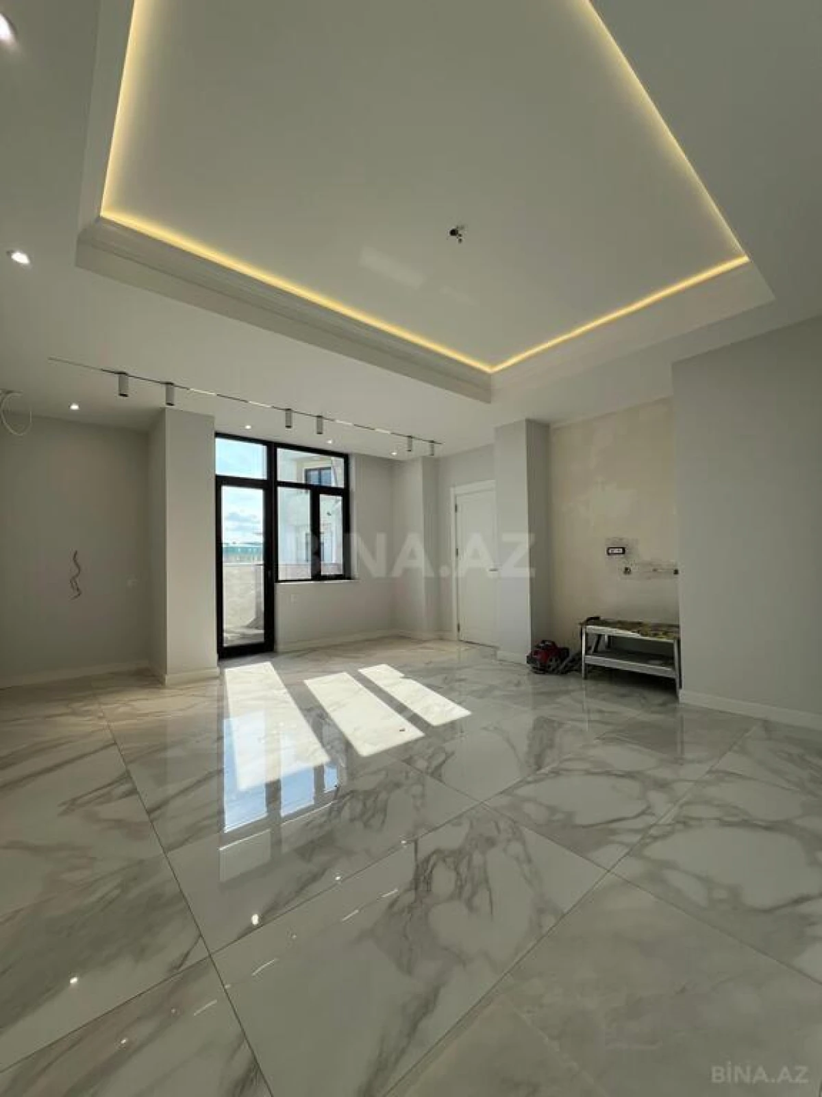 Satılır 5 otaqlı mənzil 290 m²