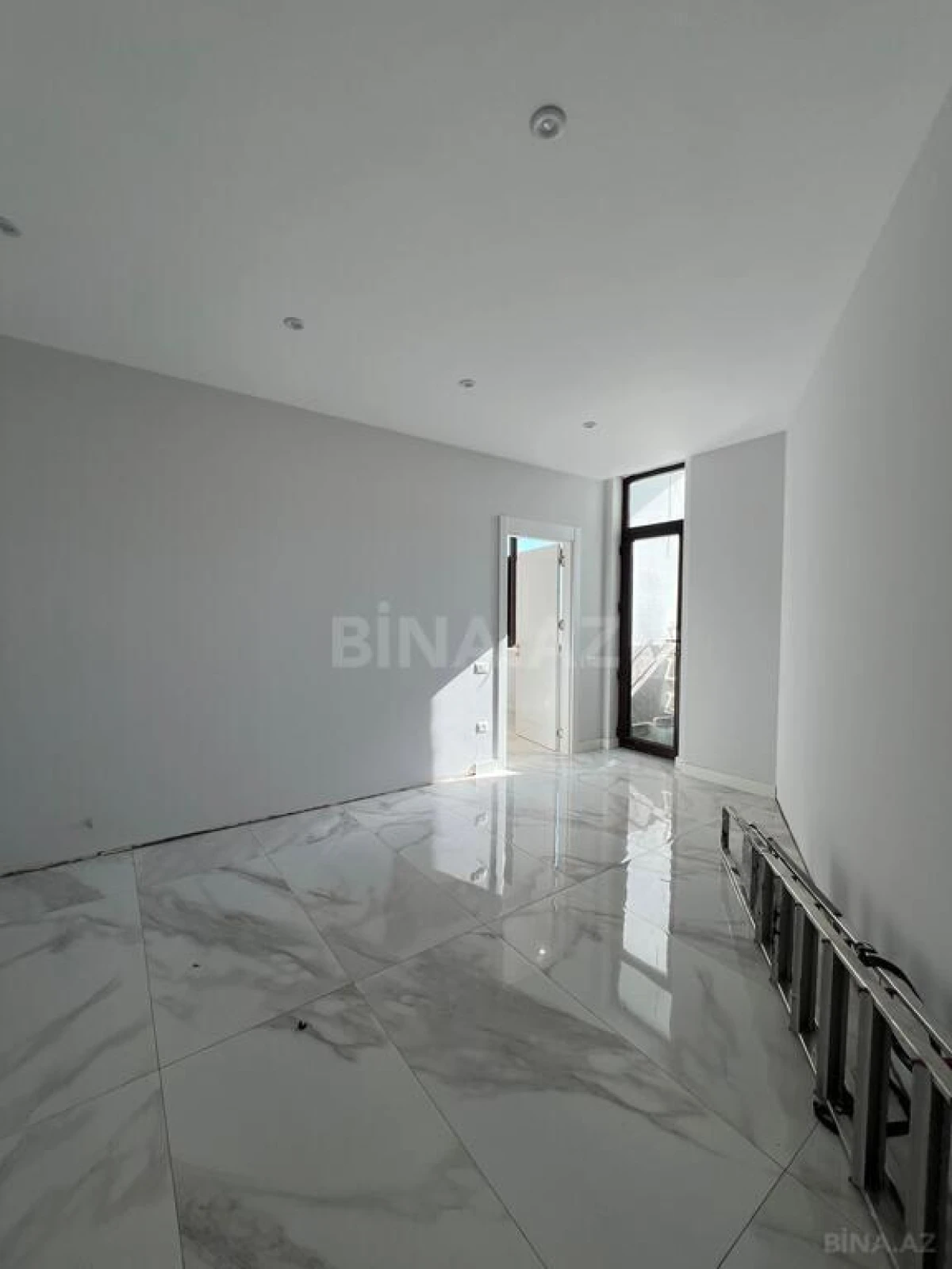 Satılır 5 otaqlı mənzil 290 m²