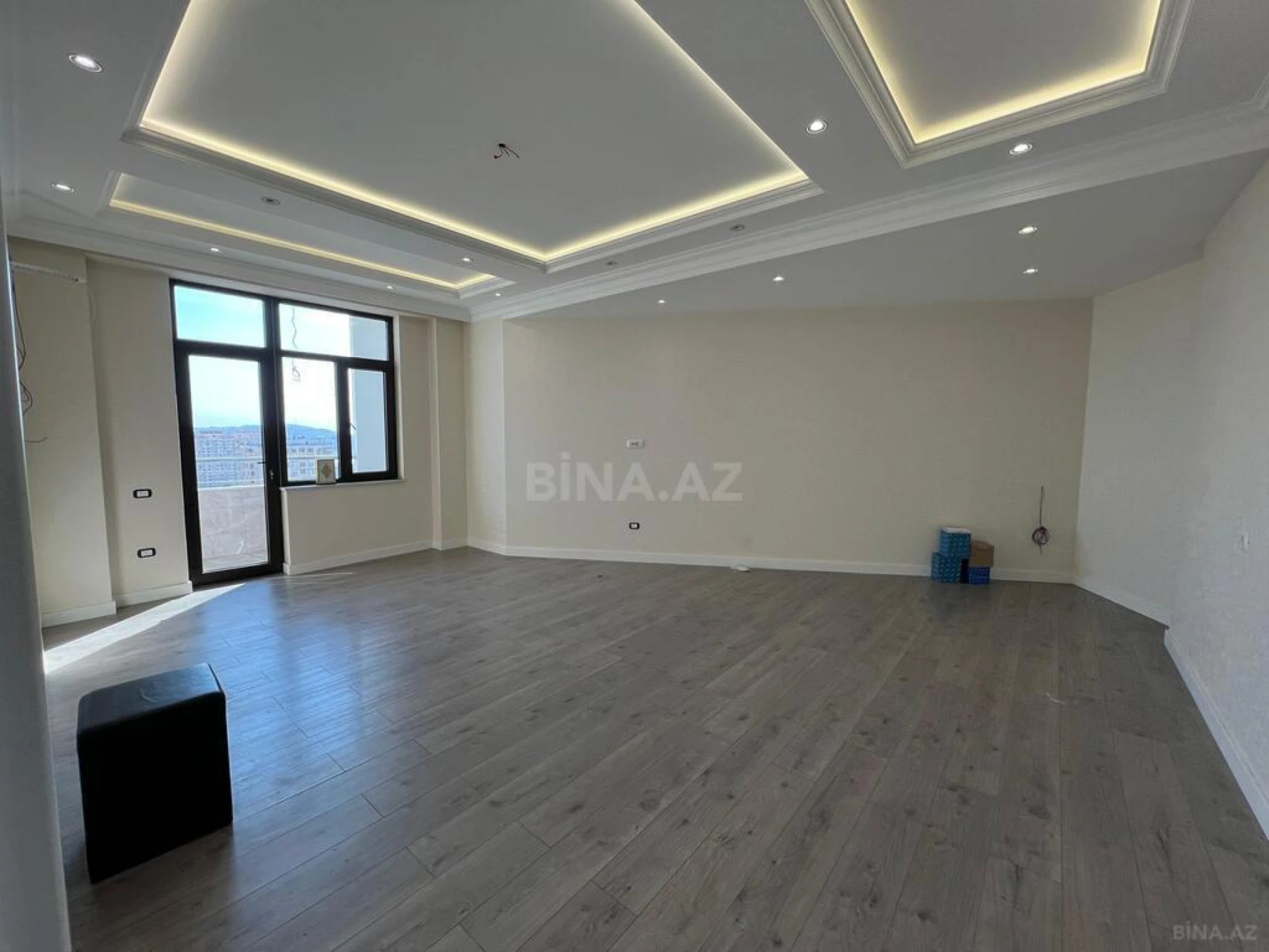 Satılır 5 otaqlı mənzil 290 m²