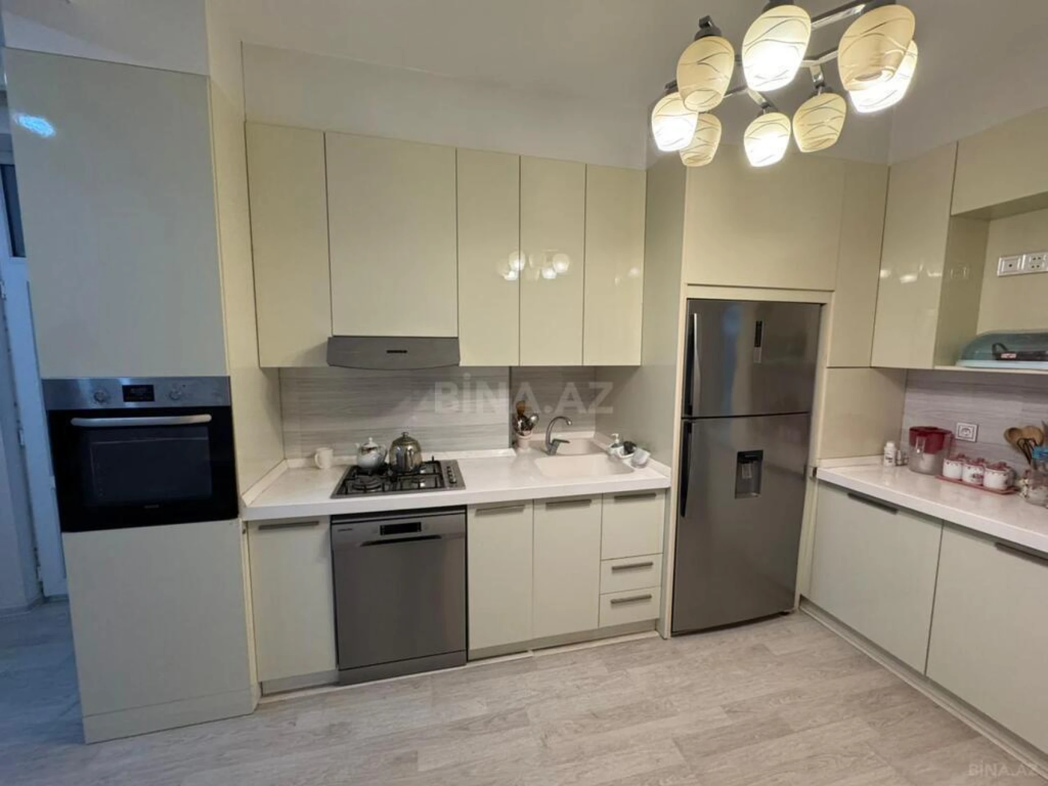 Satılır 3 otaqlı mənzil 120 m²