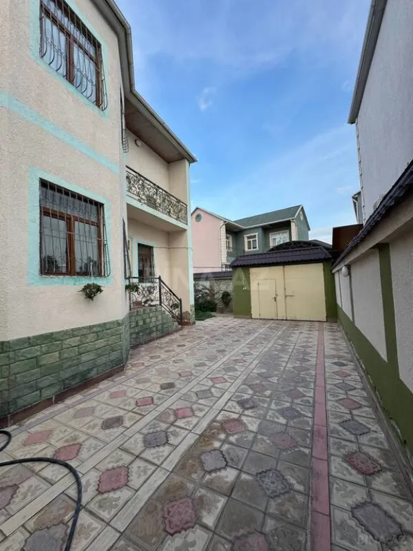 Satılır 5 otaqlı həyət evi 200 m²