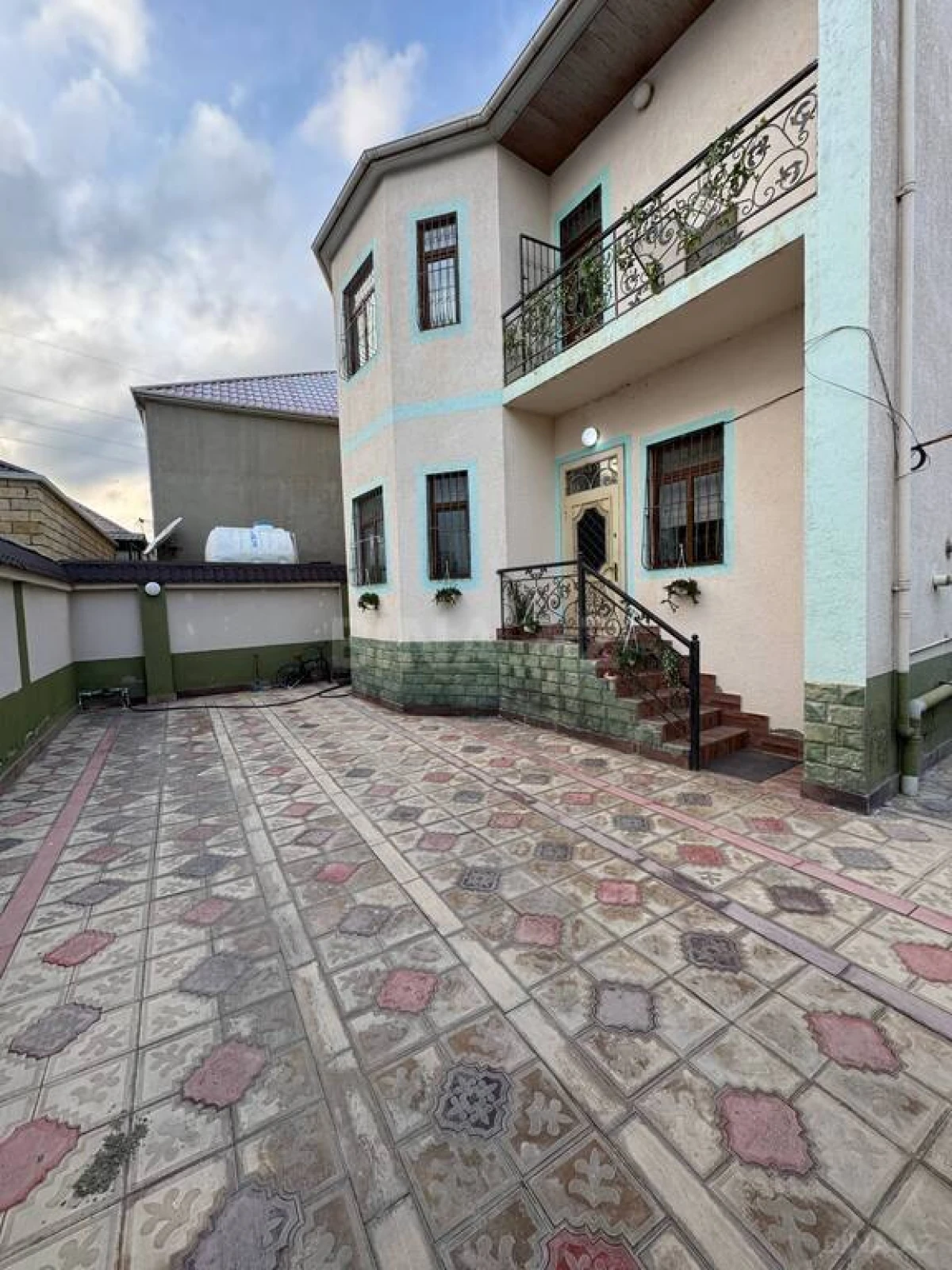 Satılır 5 otaqlı həyət evi 200 m²