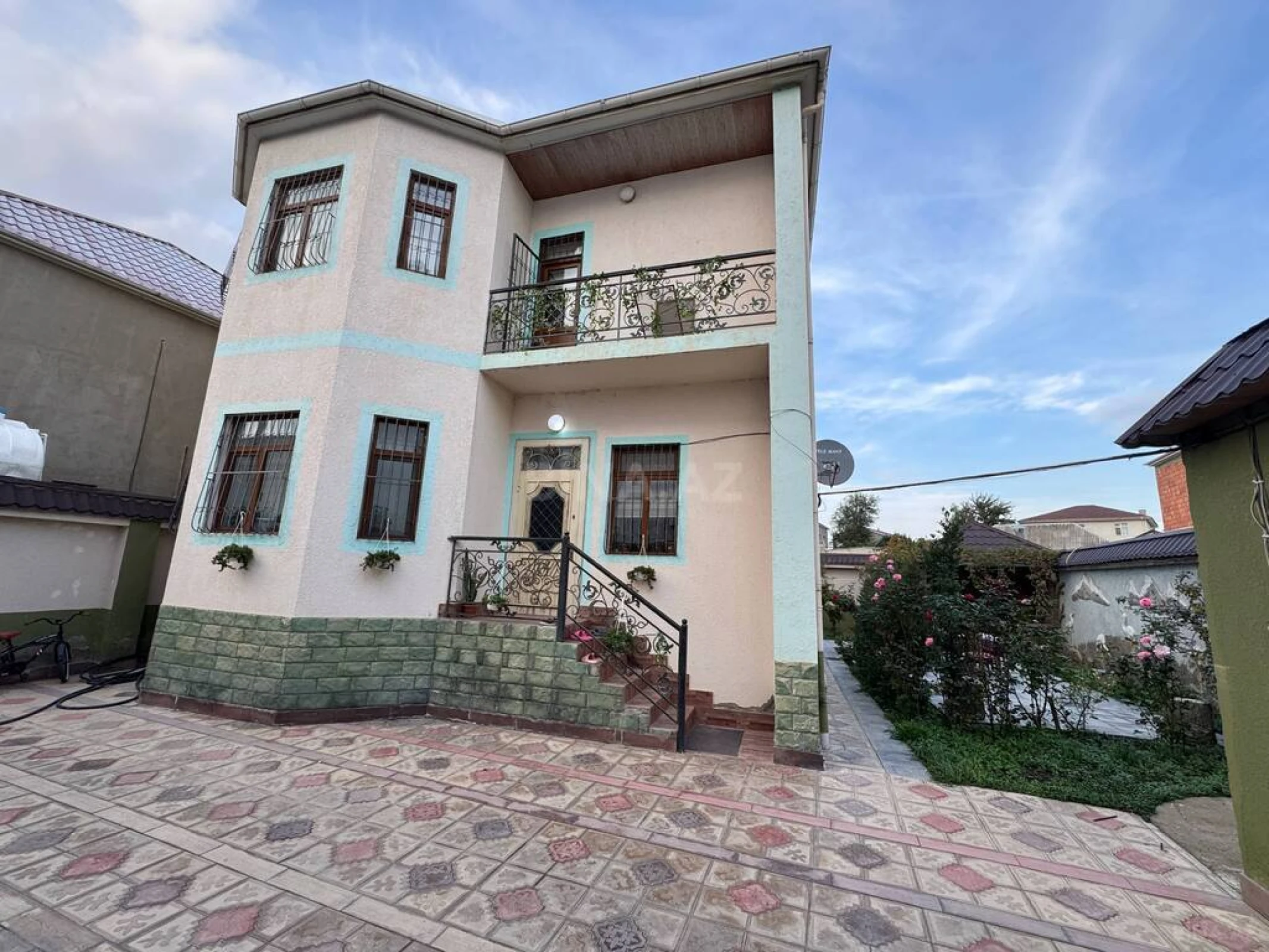 Satılır 5 otaqlı həyət evi 200 m²