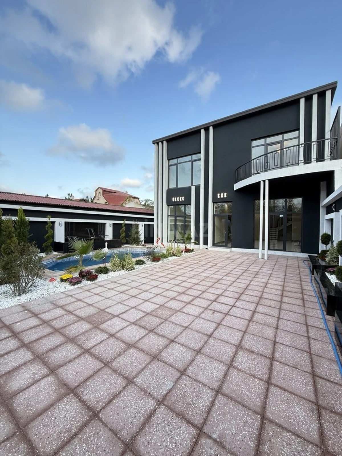 Satılır 5 otaqlı həyət evi 220 m²