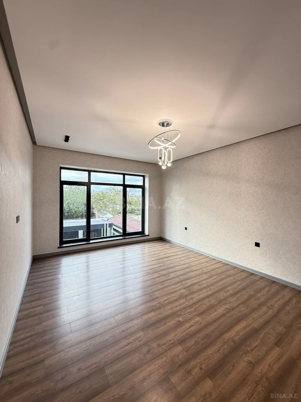 Satılır 5 otaqlı həyət evi 220 m²