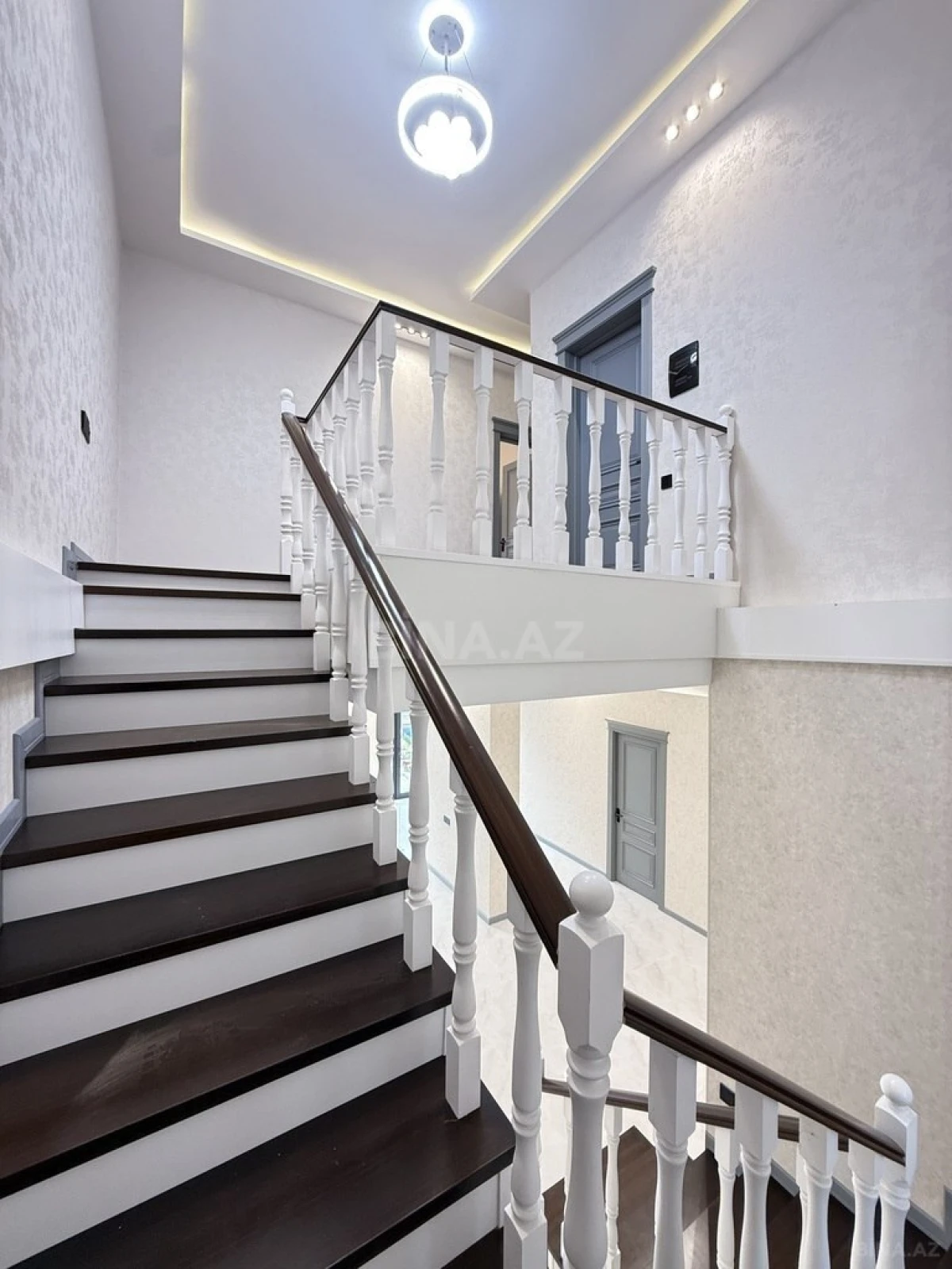 Satılır 5 otaqlı həyət evi 220 m²