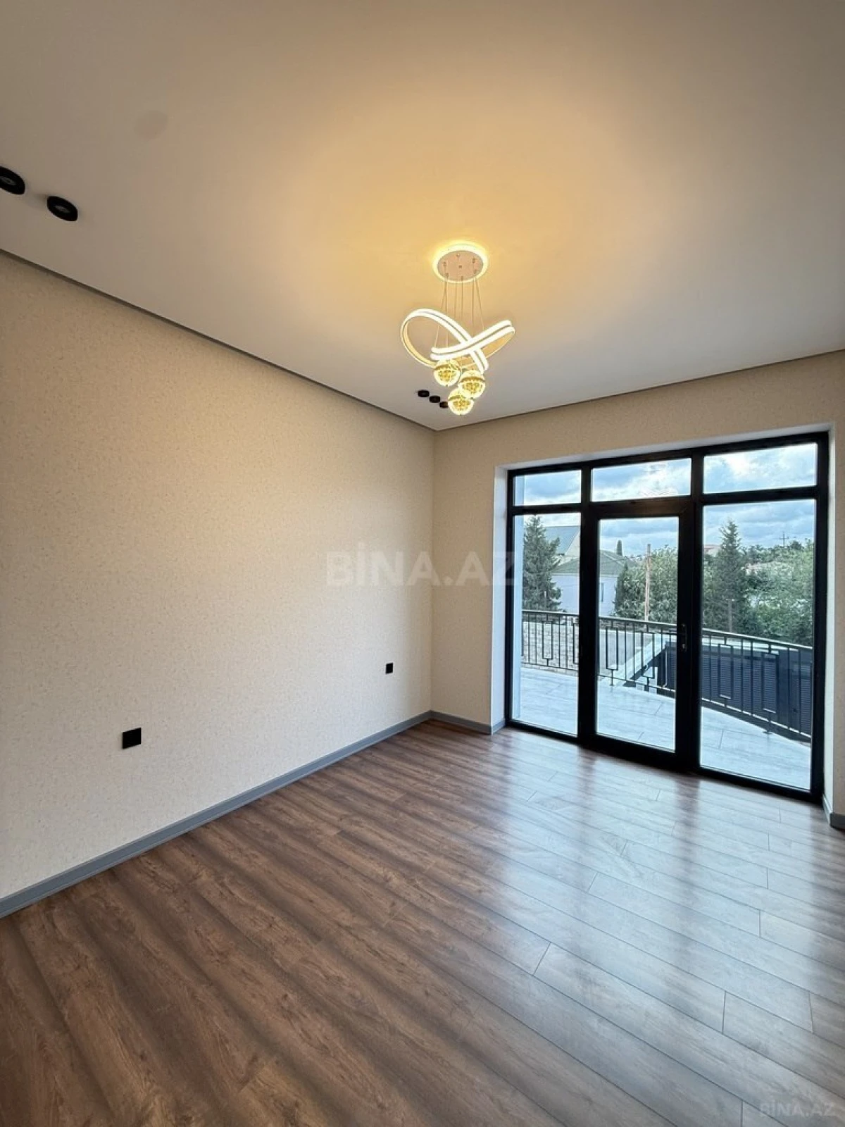 Satılır 5 otaqlı həyət evi 220 m²