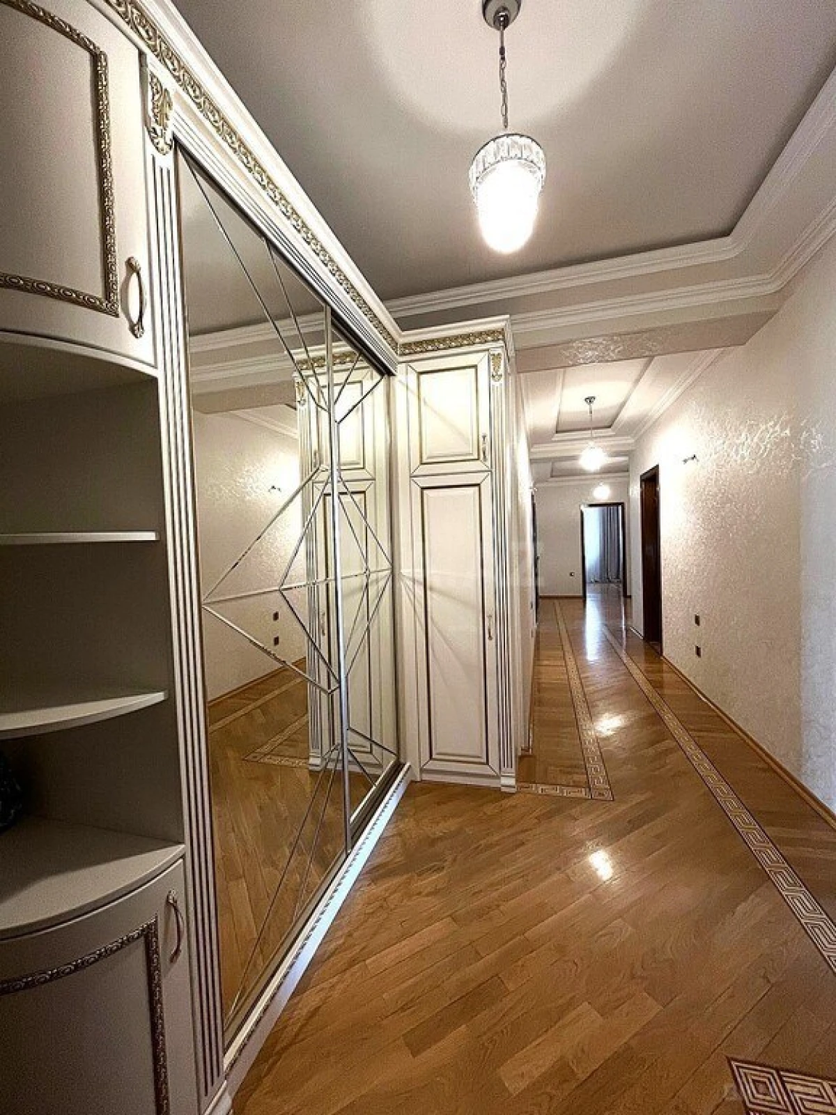 Satılır 4 otaqlı mənzil 164 m²