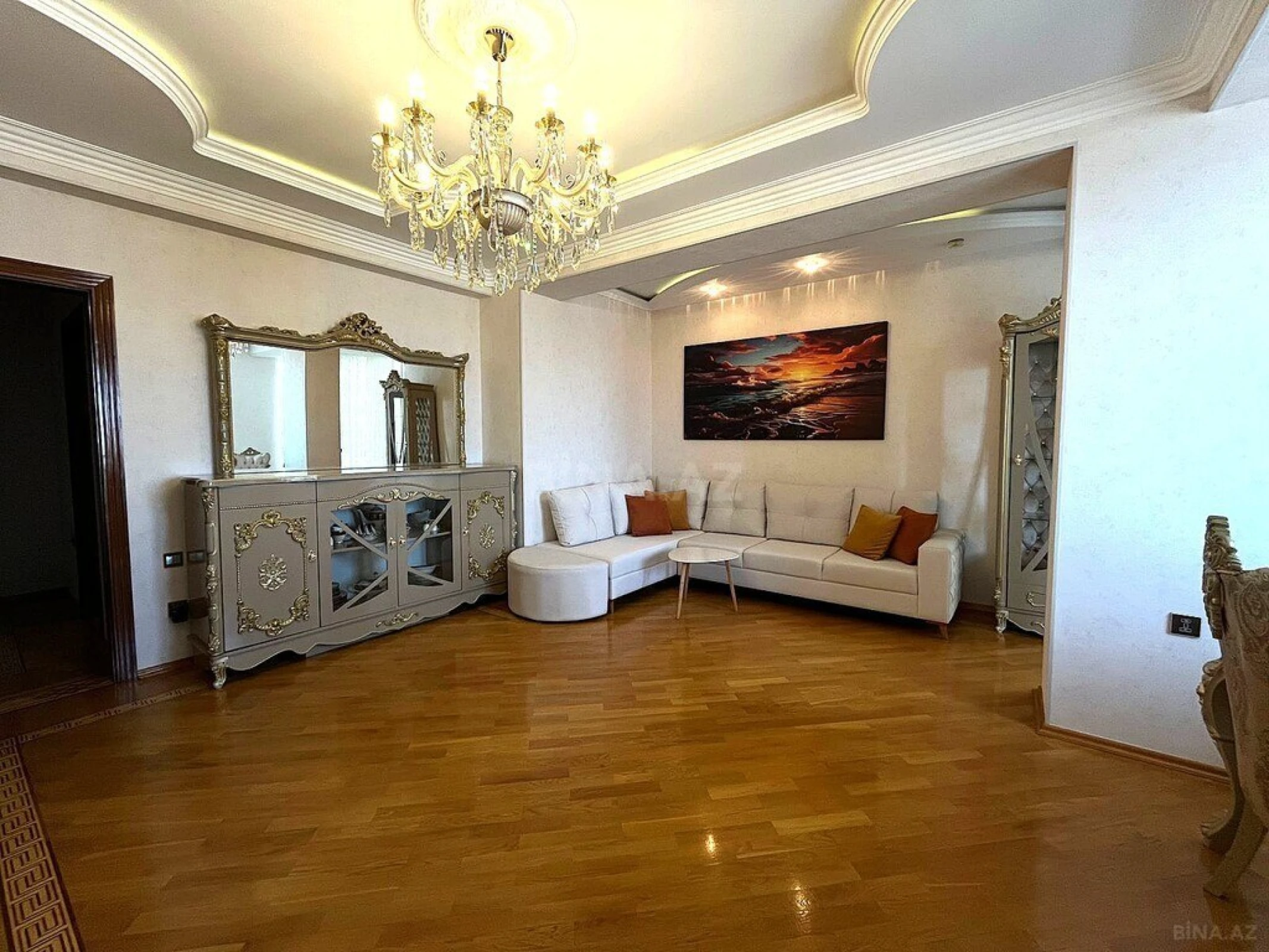 Satılır 4 otaqlı mənzil 164 m²