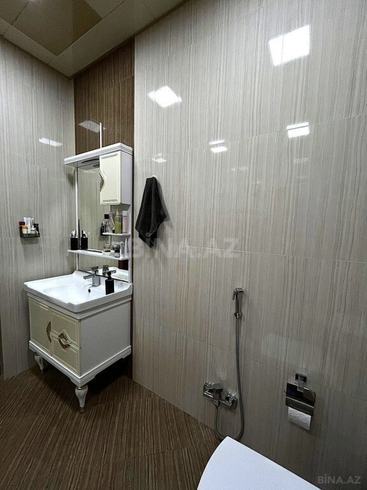Satılır 4 otaqlı mənzil 164 m²