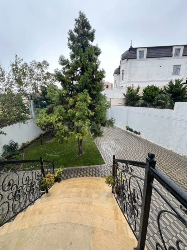 Satılır 9 otaqlı həyət evi 502 m²
