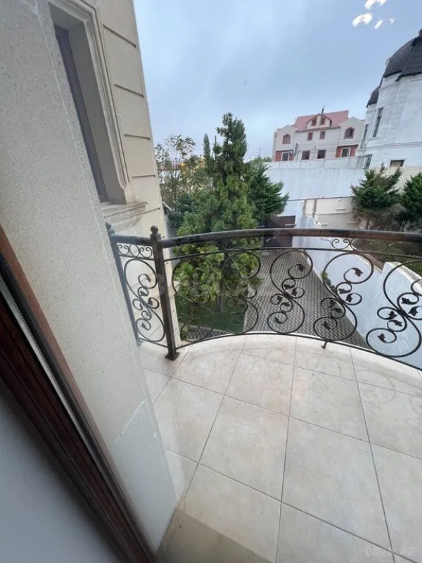 Satılır 9 otaqlı həyət evi 502 m²
