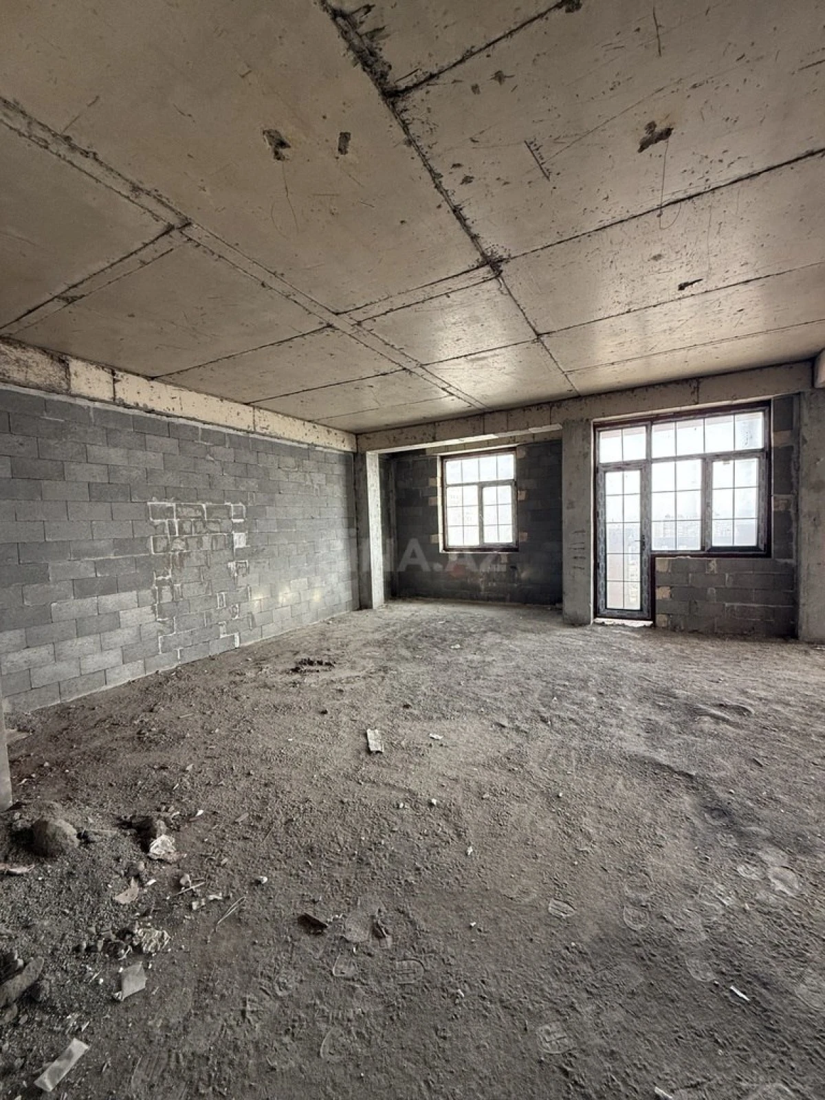 Satılır 5 otaqlı mənzil 250 m²