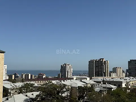 Satılır 6 otaqlı mənzil 326 m²