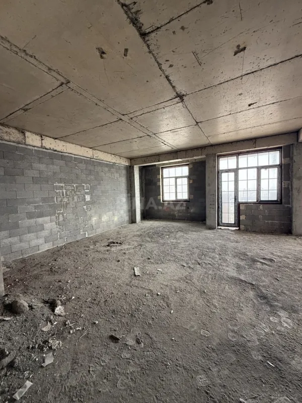 Satılır 6 otaqlı mənzil 326 m²