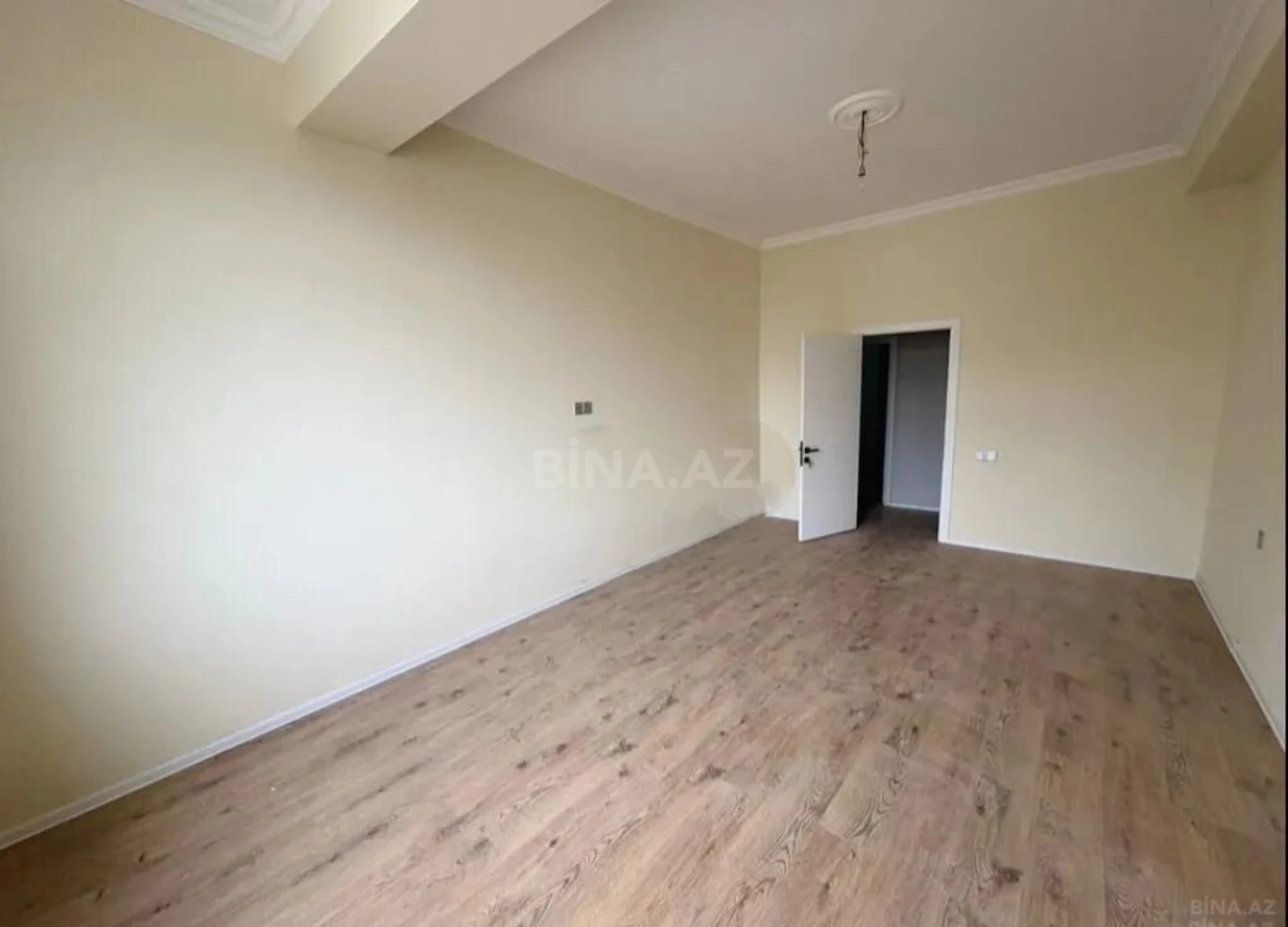 Satılır 4 otaqlı mənzil 130 m²