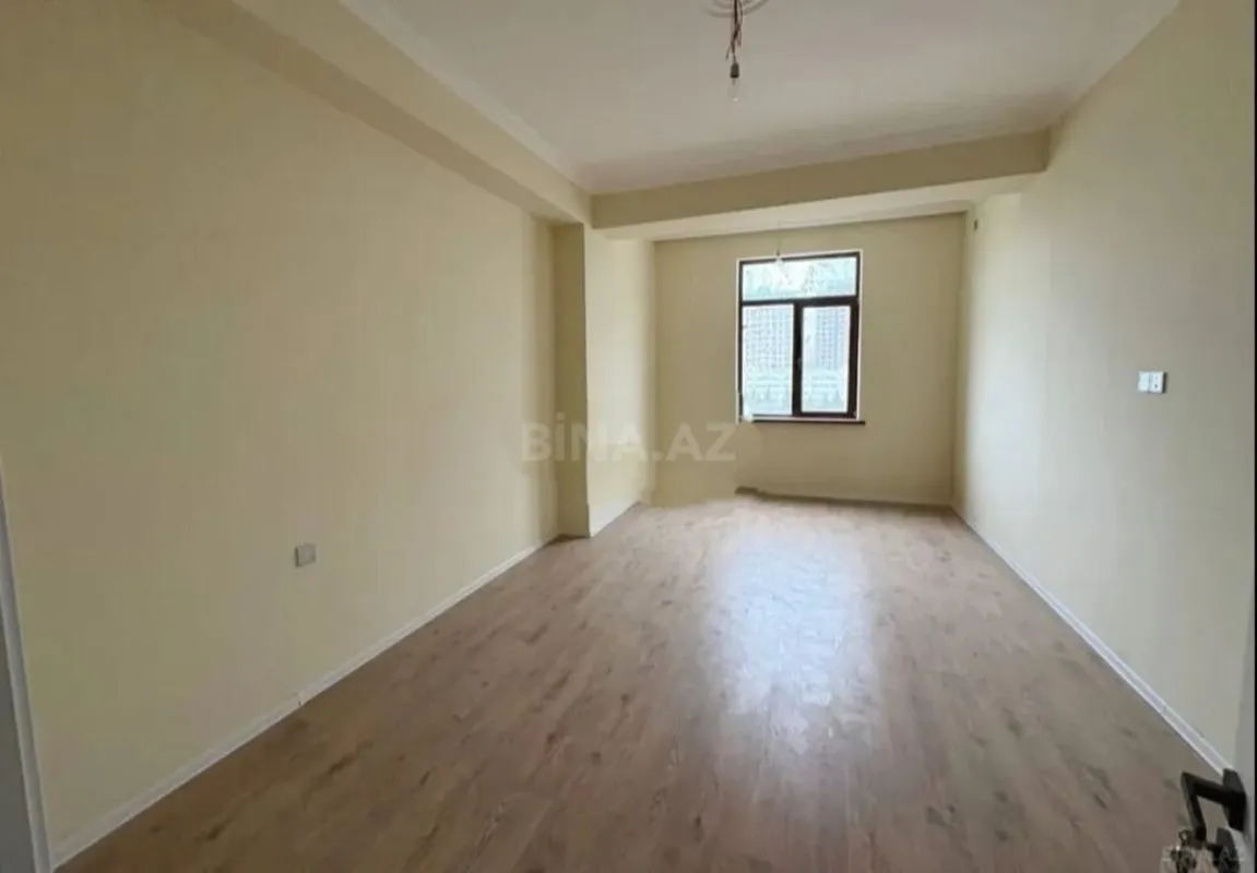 Satılır 4 otaqlı mənzil 130 m²