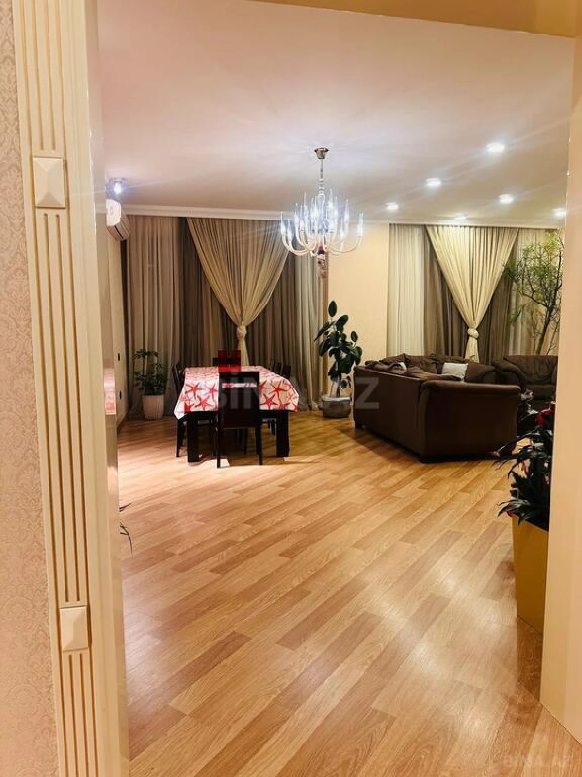 Satılır 3 otaqlı mənzil 200 m²