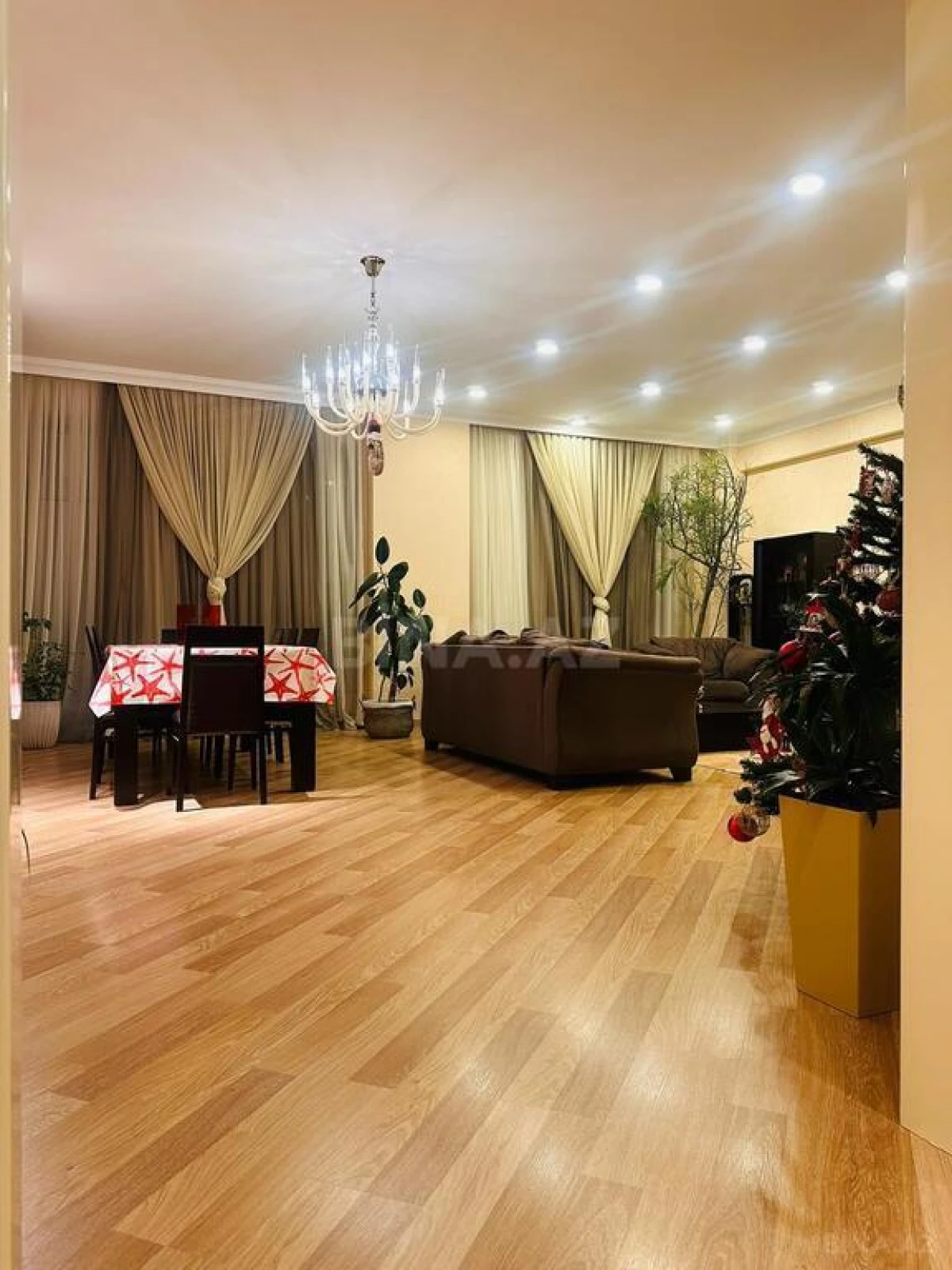 Satılır 3 otaqlı mənzil 200 m²