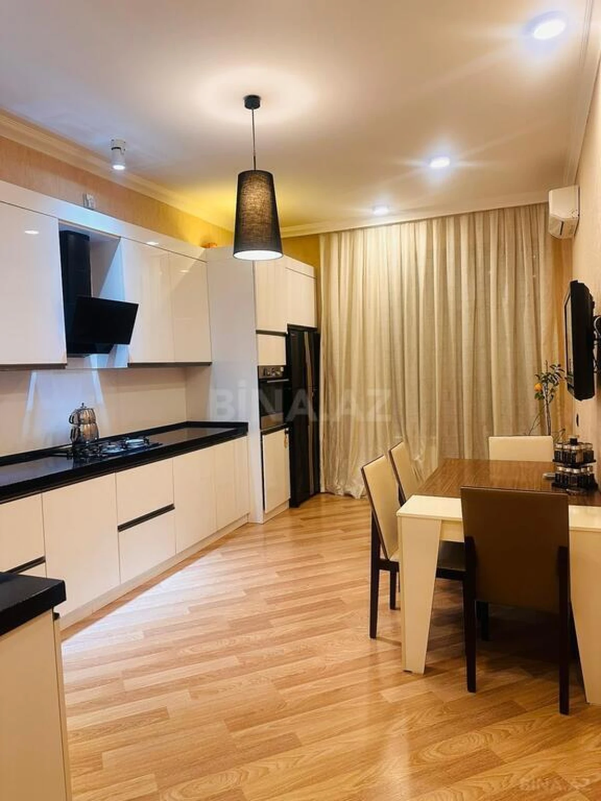 Satılır 3 otaqlı mənzil 200 m²