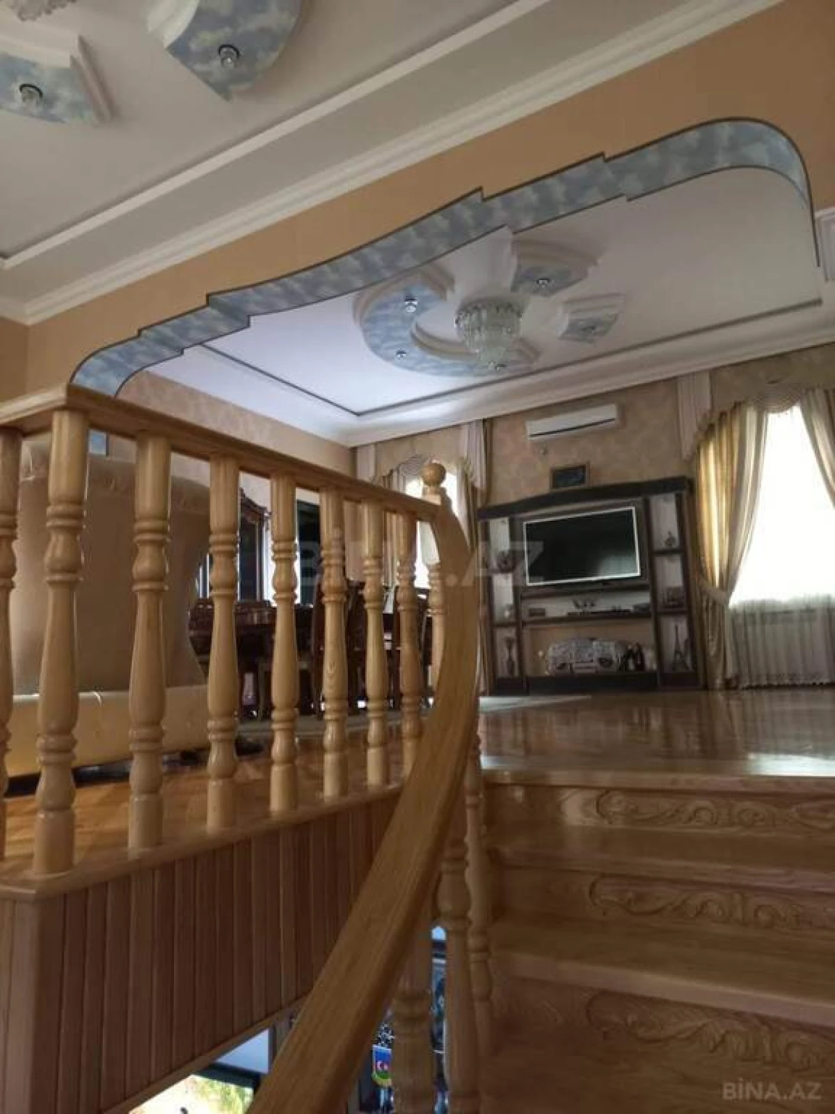 Satılır 9 otaqlı həyət evi 300 m²