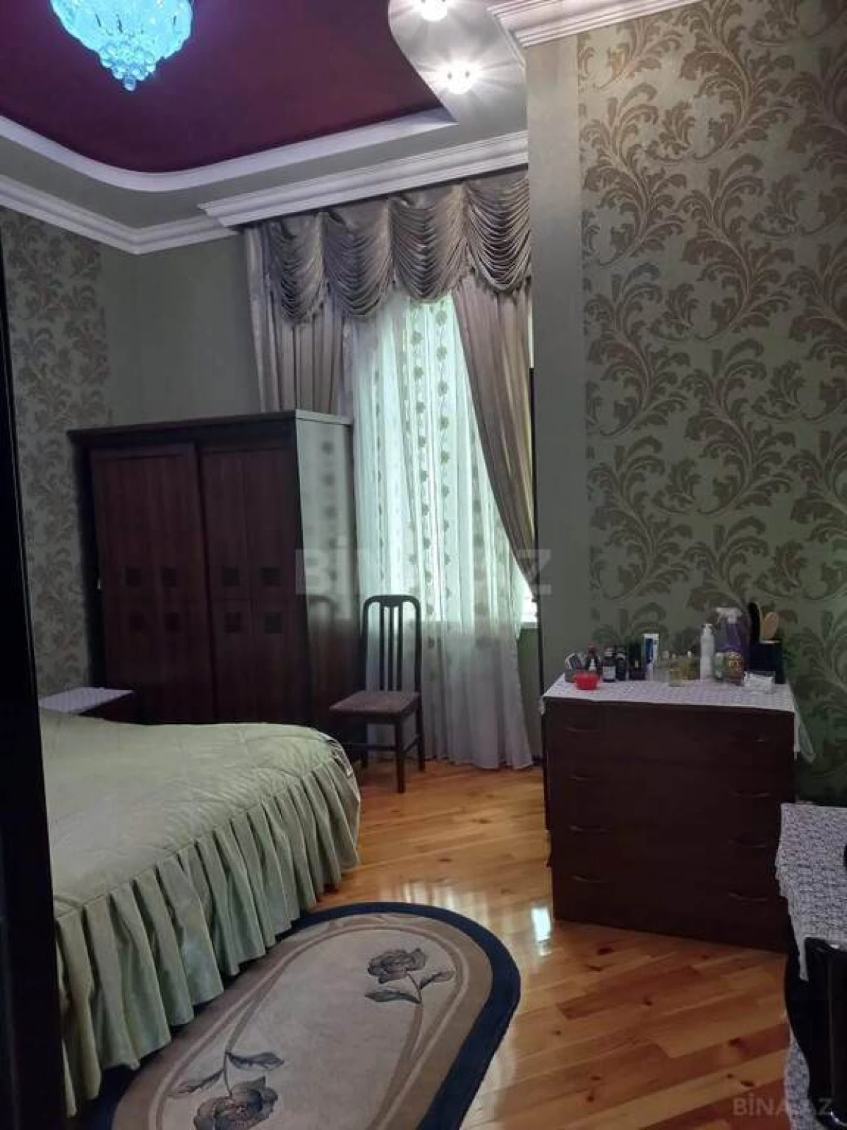 Satılır 9 otaqlı həyət evi 300 m²