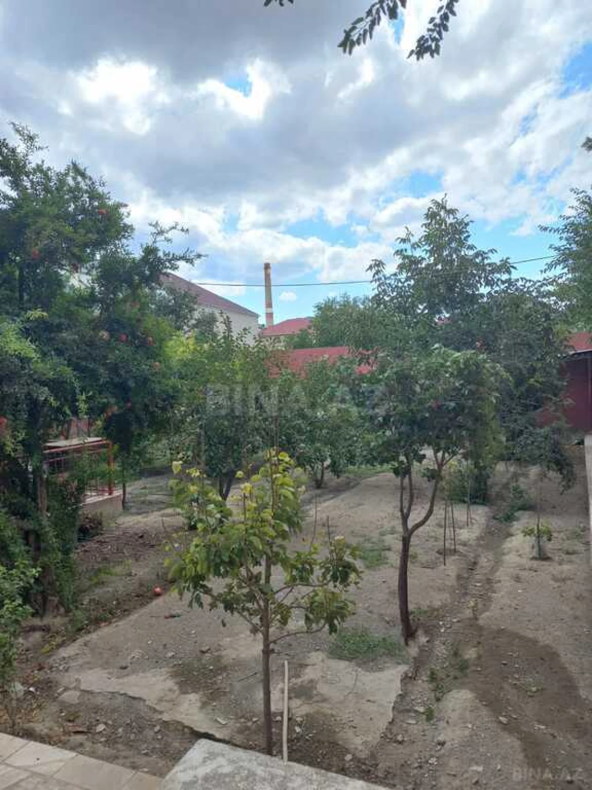 Satılır 9 otaqlı həyət evi 300 m²