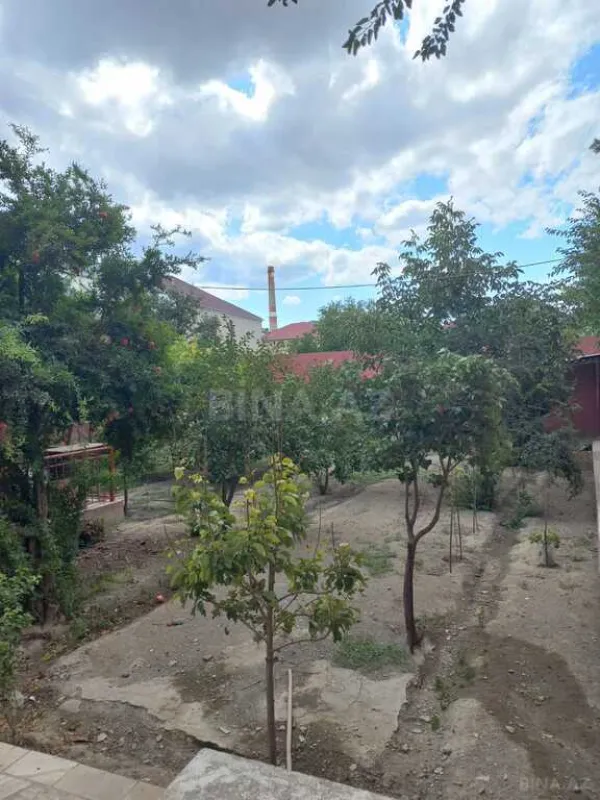 Satılır 9 otaqlı həyət evi 300 m²