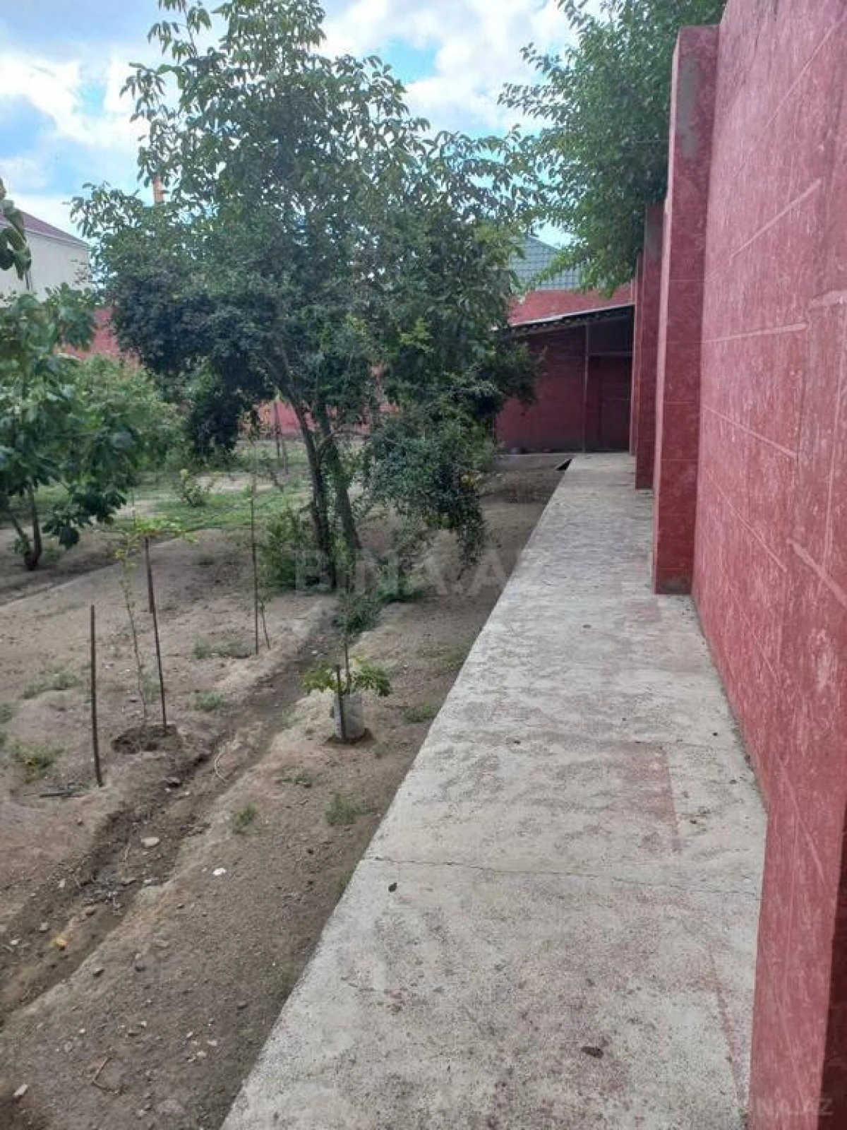 Satılır 9 otaqlı həyət evi 300 m²