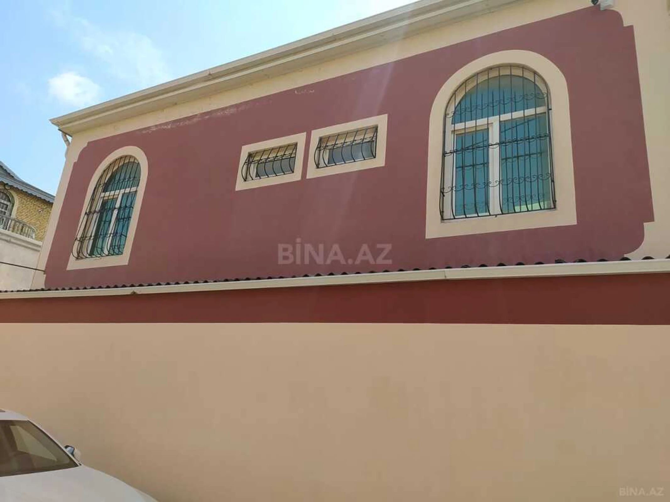 Satılır 9 otaqlı həyət evi 300 m²