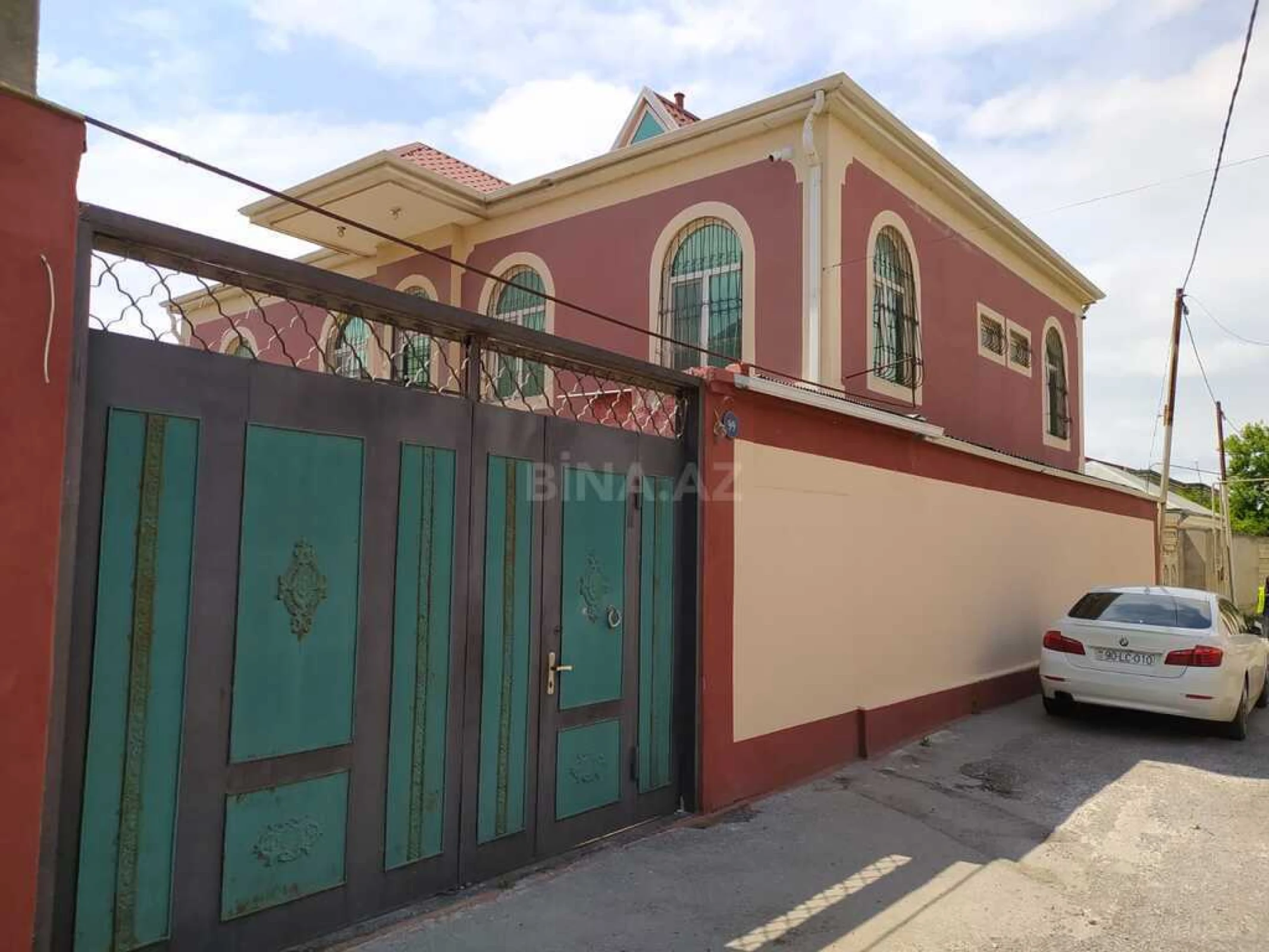 Satılır 9 otaqlı həyət evi 300 m²