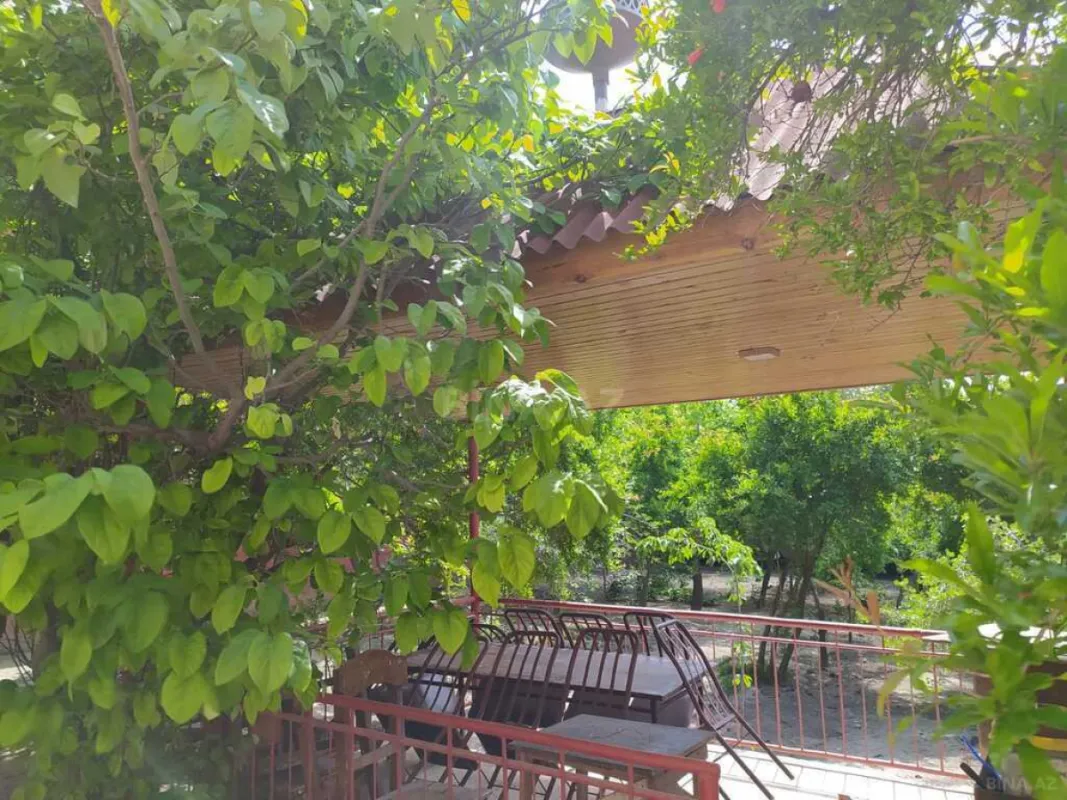 Satılır 9 otaqlı həyət evi 300 m²