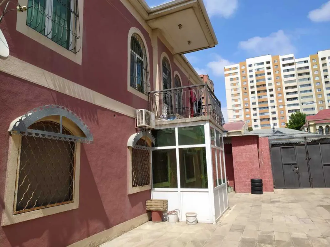 Satılır 9 otaqlı həyət evi 300 m²