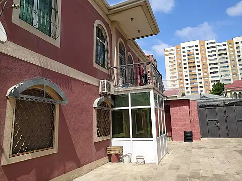 Satılır 9 otaqlı həyət evi 300 m²