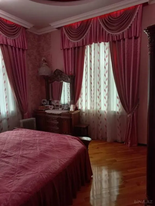 Satılır 9 otaqlı həyət evi 300 m²