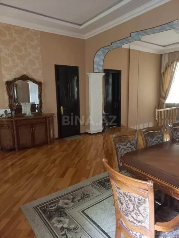 Satılır 9 otaqlı həyət evi 300 m²