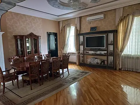 Satılır 9 otaqlı həyət evi 300 m²