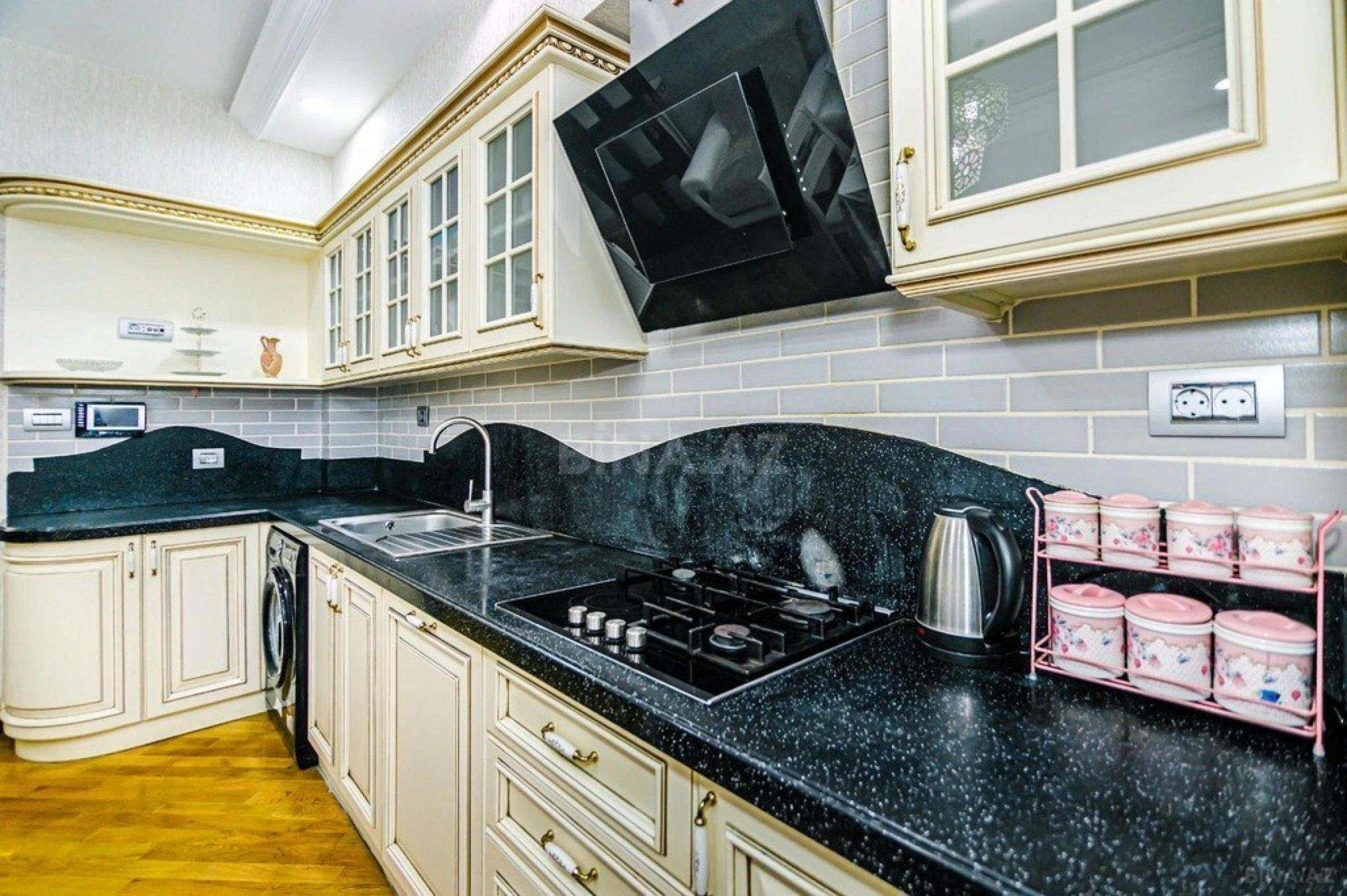 Kirayə verilir 4 otaqlı mənzil 220 m²