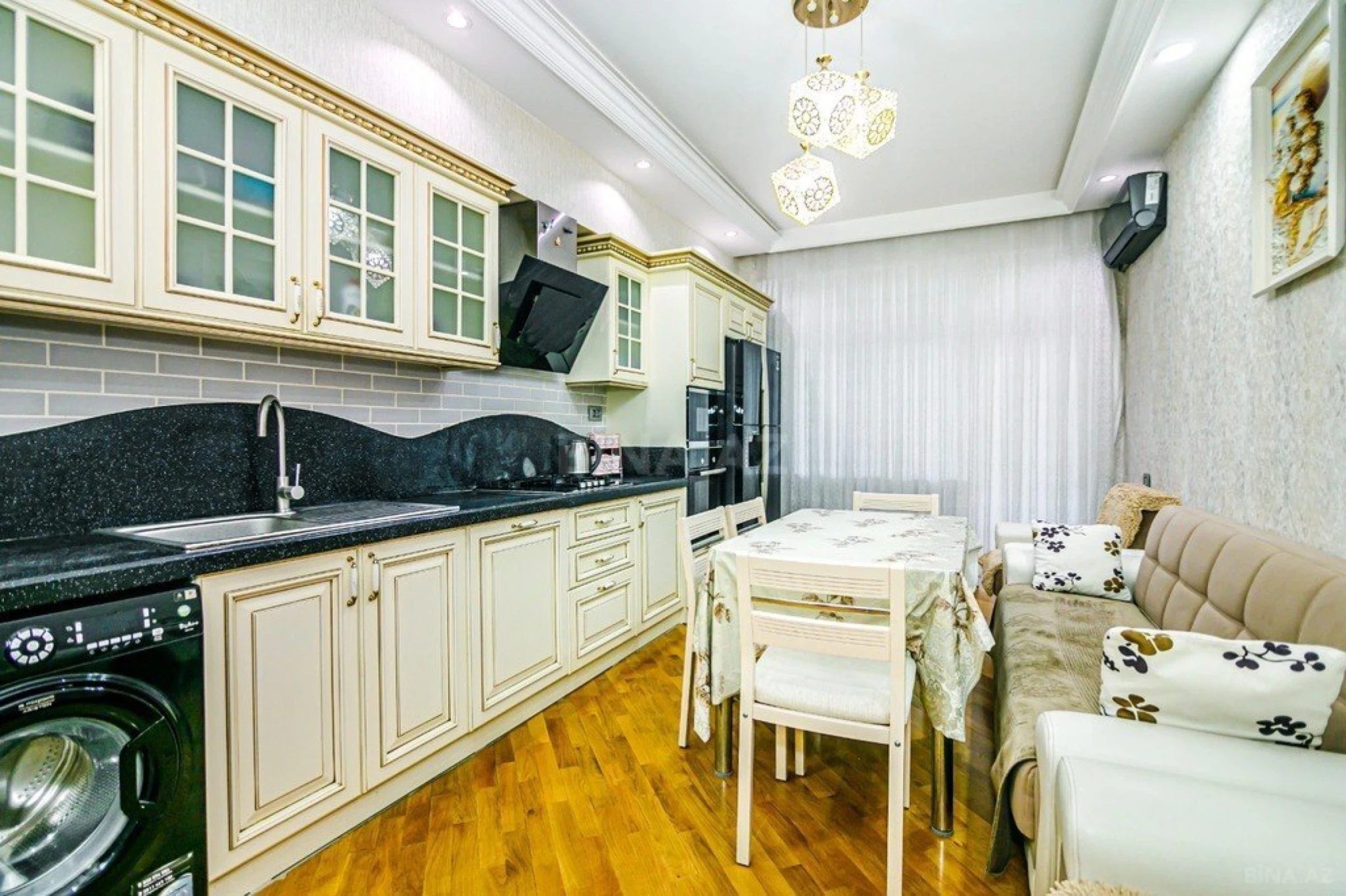 Kirayə verilir 4 otaqlı mənzil 220 m²
