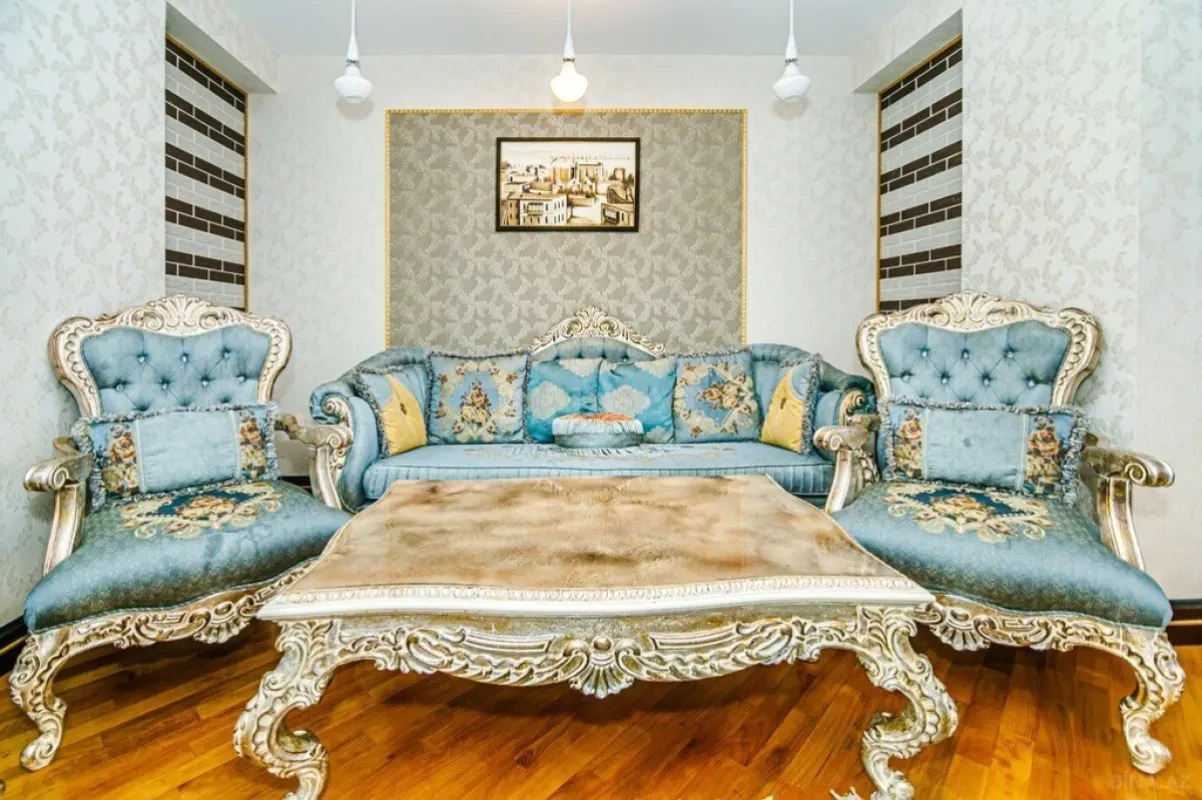 Kirayə verilir 4 otaqlı mənzil 220 m²