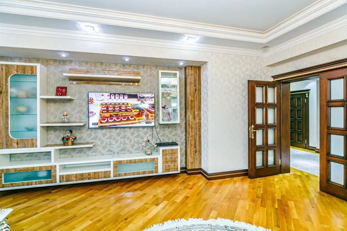 Kirayə verilir 4 otaqlı mənzil 220 m²