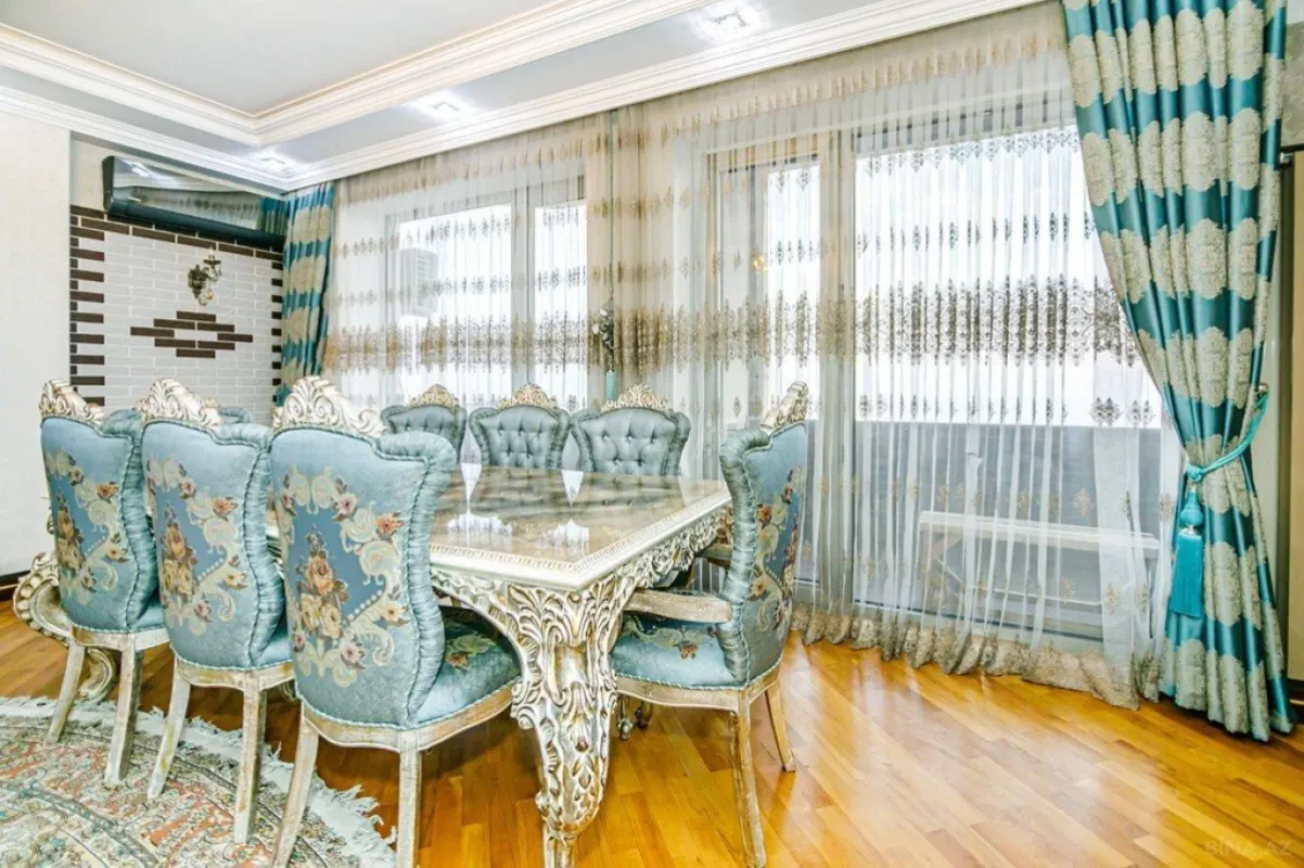 Kirayə verilir 4 otaqlı mənzil 220 m²
