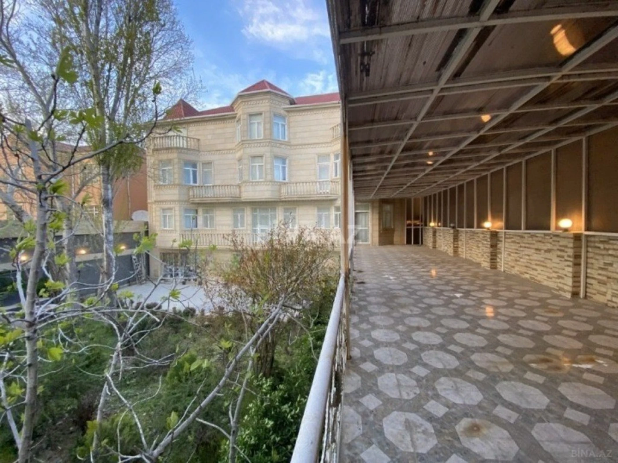 Satılır 20 otaqlı həyət evi 800 m²