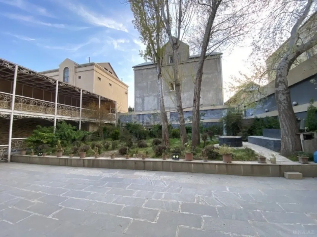 Satılır 20 otaqlı həyət evi 800 m²